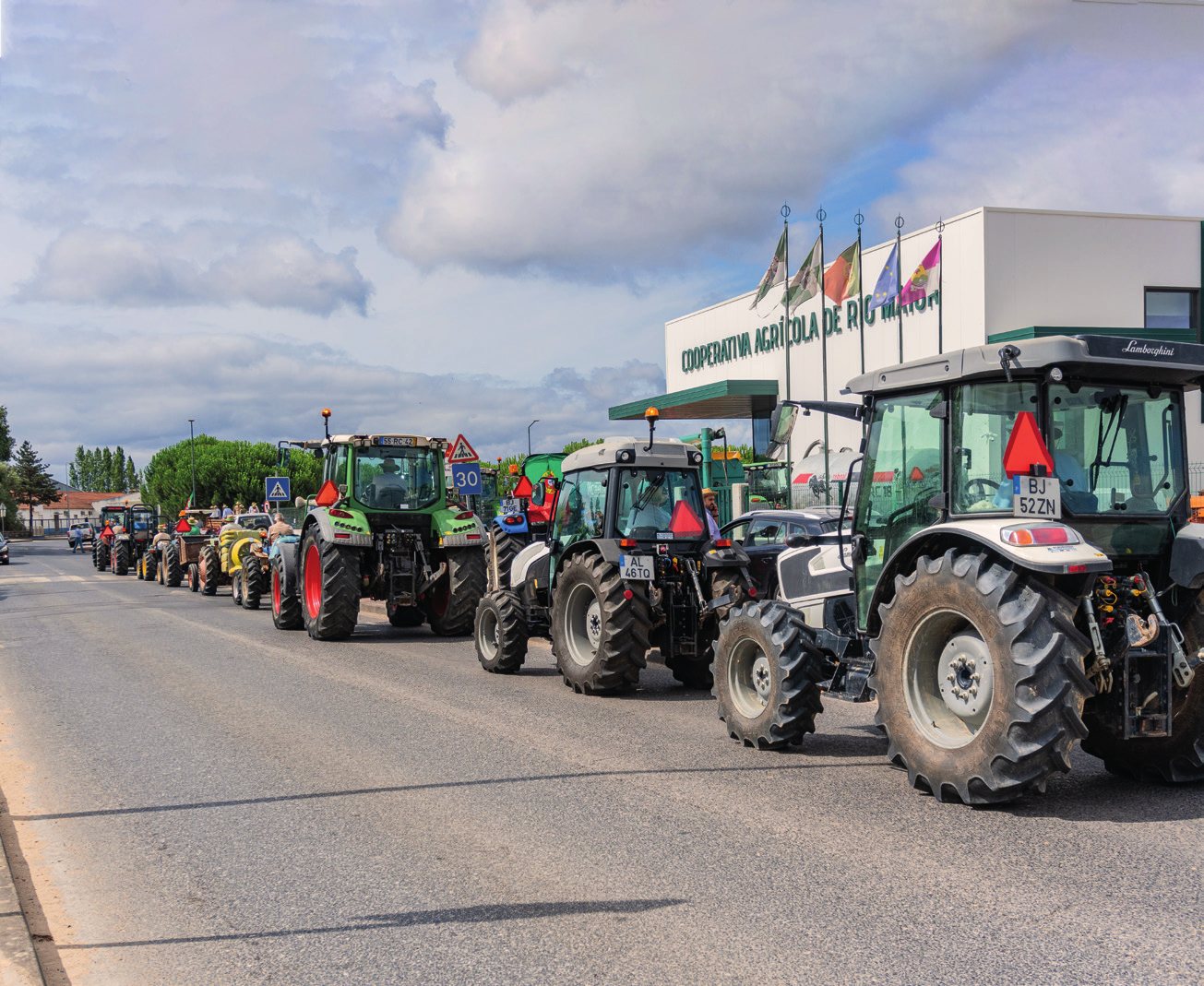Desfile de tratores nas comemorações do Dia do Agricultor Livre